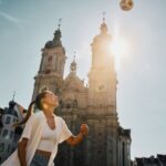 Bild von der Nationalspielerin Noelle Maritz in St.Gallen mit einem Fussball