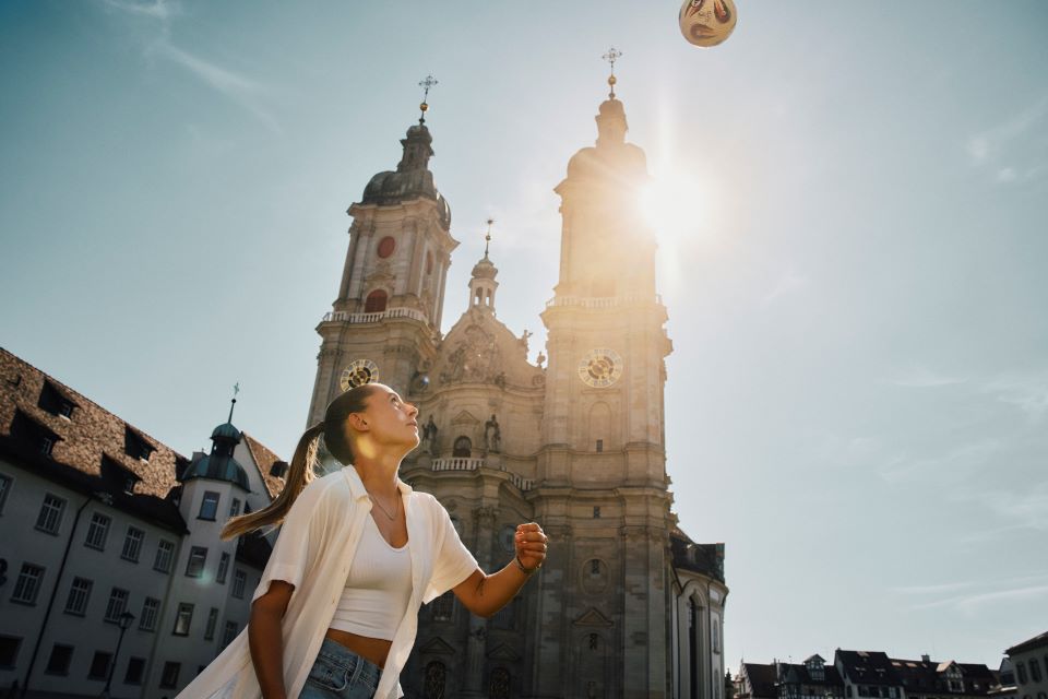 Bild von der Nationalspielerin Noelle Maritz in St.Gallen mit einem Fussball