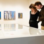 Ein Paar schaut in die Vitrine eines Museums