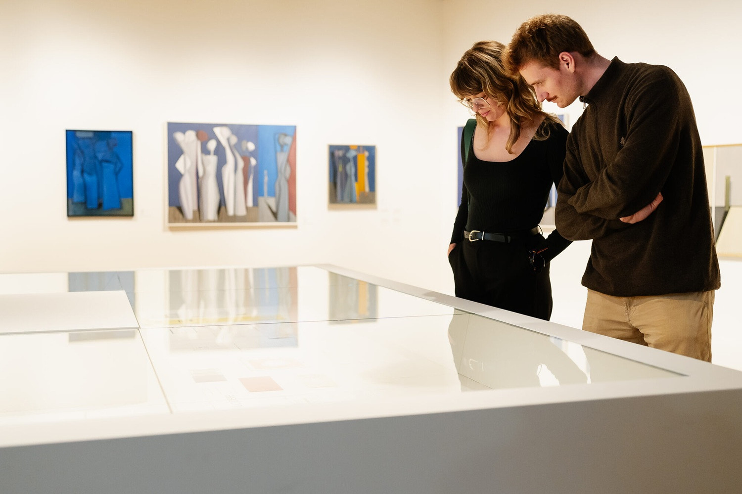 Ein Paar schaut in die Vitrine eines Museums