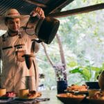 Tico bereitet Kaffee zu